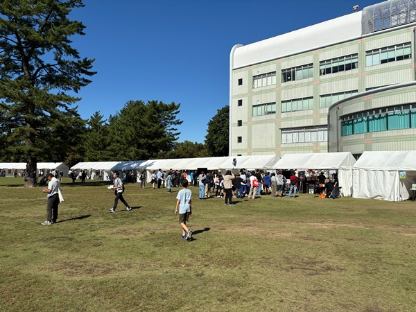 出展したテントが並んでいる様子