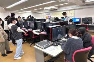 学生が作ったゲームをプレイする様子1