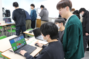 学生が作ったゲームをプレイする様子2