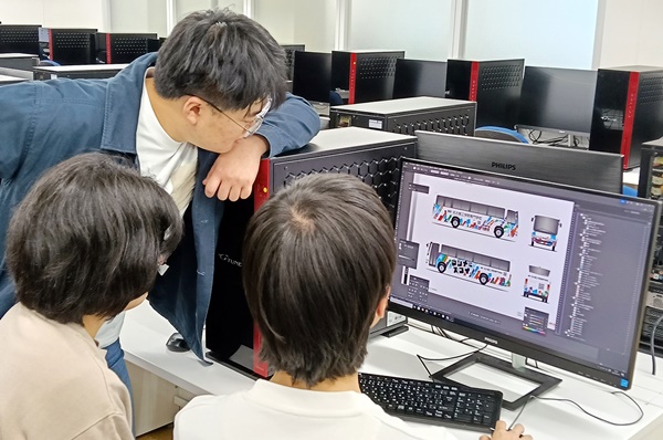 デザインしている様子