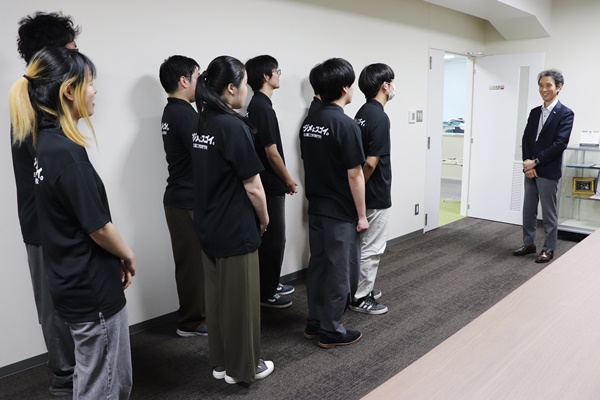 校長先生から激励のお言葉をいただいている出展スタッフ