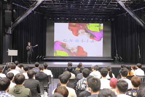 聴講している学生の様子