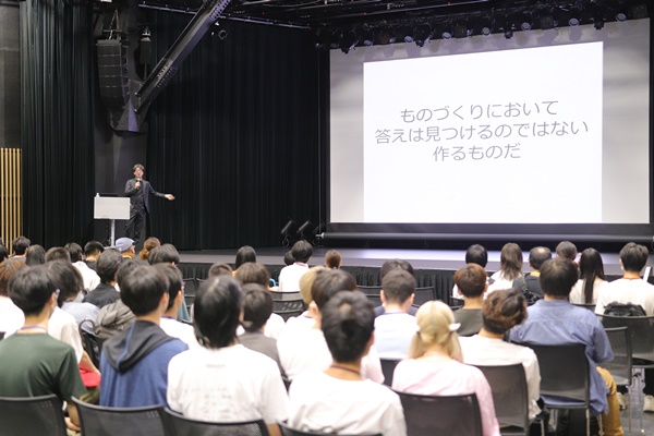 聴講している学生の様子