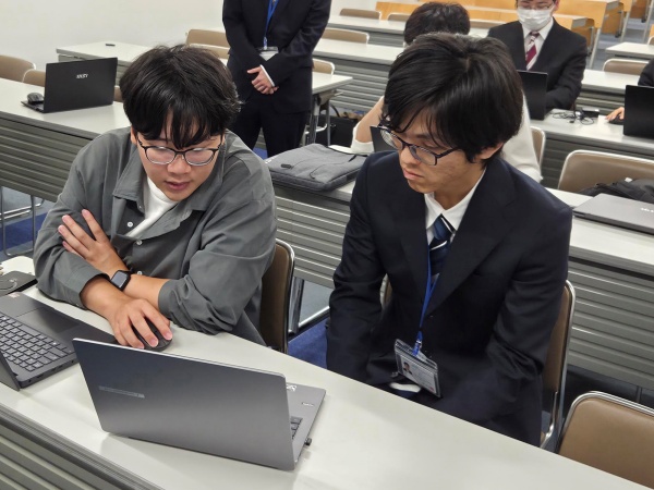 作品添削の様子