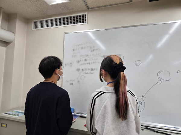 企画を考えている様子