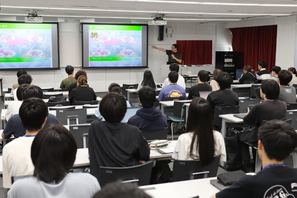 聴講している学生たちの様子