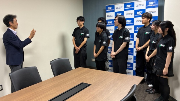 東京ゲームショウブーススタッフの学生たち