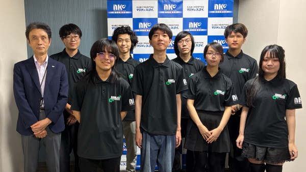 東京ゲームショウブーススタッフの学生たちと校長の集合写真