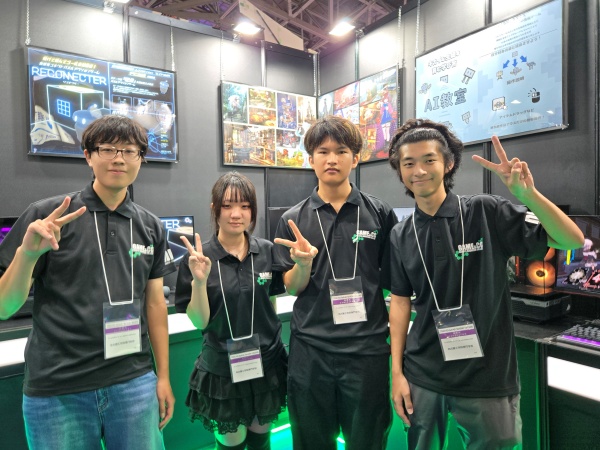 東京ゲームショウブースを担当した学生の写真