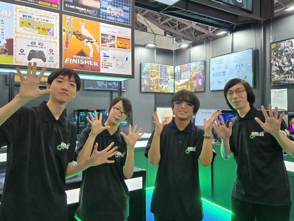 東京ゲームショウブースを担当した学生の写真
