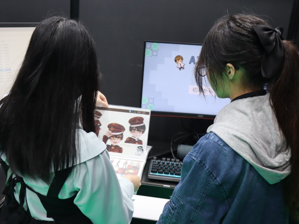 学生作品の説明をしている様子