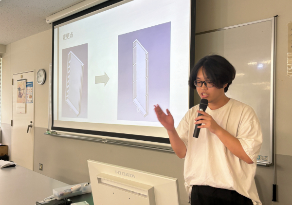 消しゴムケースの発表をする学生