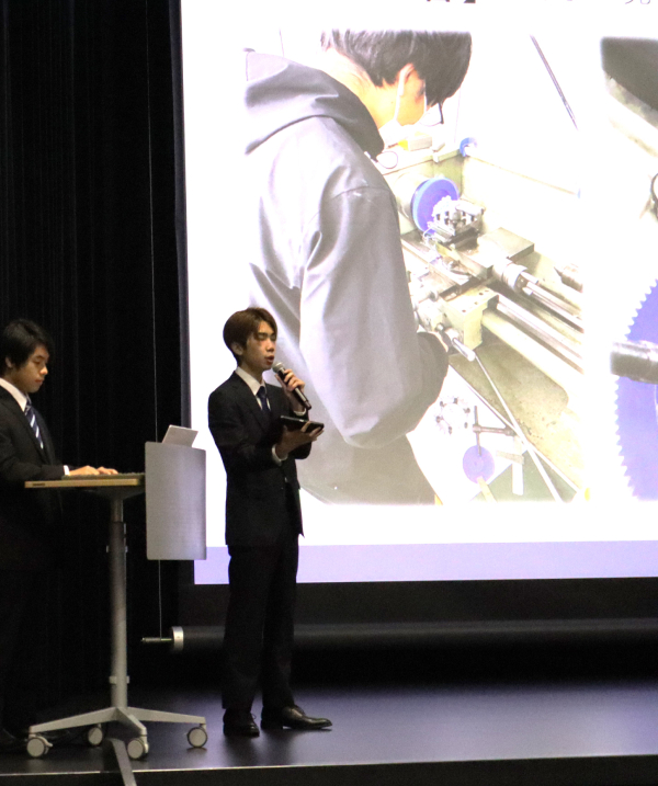 発表中の学生