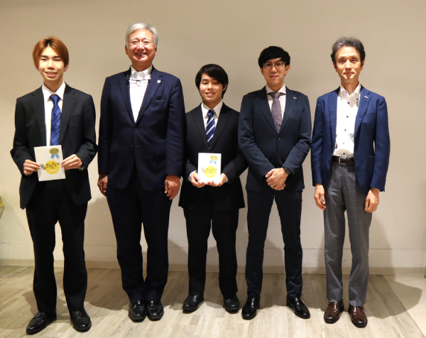 報告学生たちの写真