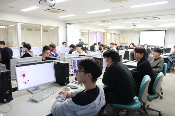 発表を聞いている学生