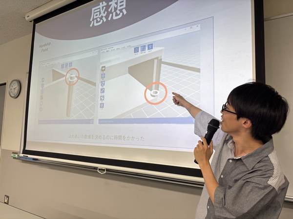 プレゼンしている学生の写真