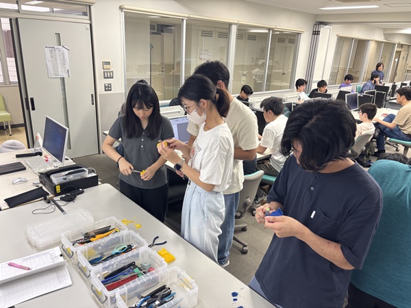 制作してる学生の写真