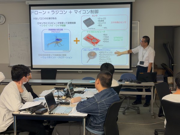 ドローンの仕組みの概要について学んでいる様子