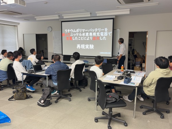 Lipoバッテリーの危険性について視聴している様子
