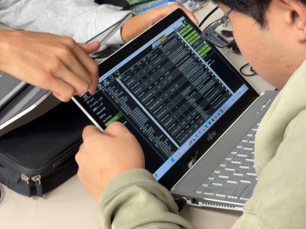 Mission Plannerの設定について教え合っている様子