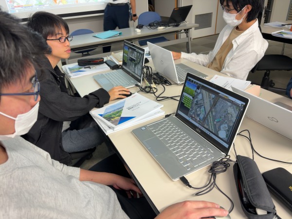 飛行計画（高度・経路等）を立てている様子