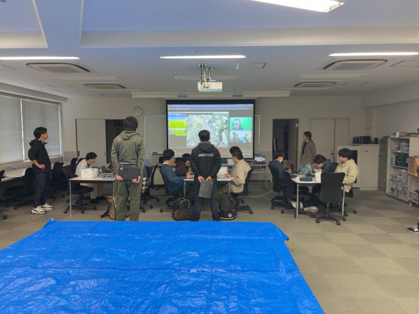 ドローンの組み立てについて学んでいる様子