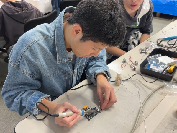 はんだ付けの様子