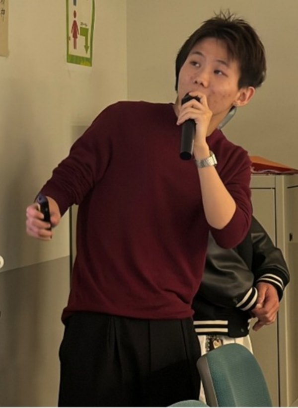 発表している学生の写真