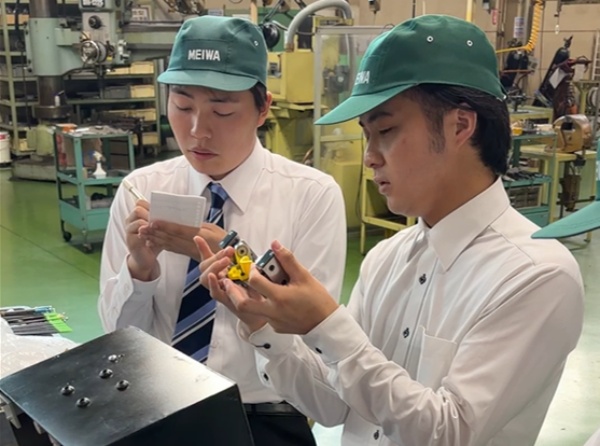 機械の仕組みを確認する様子