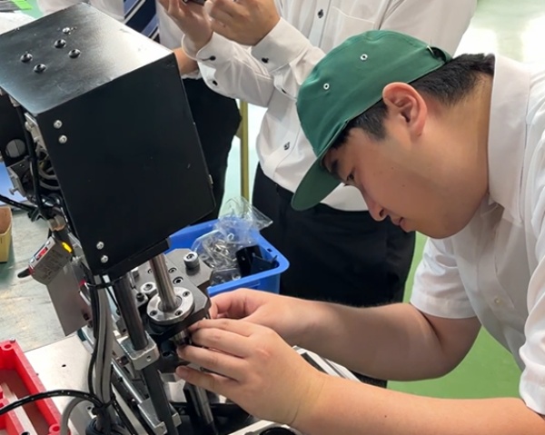 機械の仕組みを確認する様子
