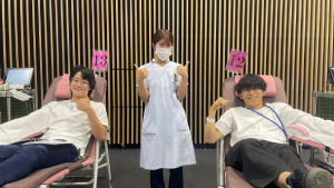 献血中の学生と看護師さん