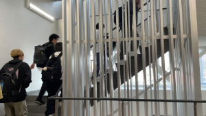 高所避難のために階段をのぼる学生たち