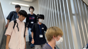 屋外へ避難する様子