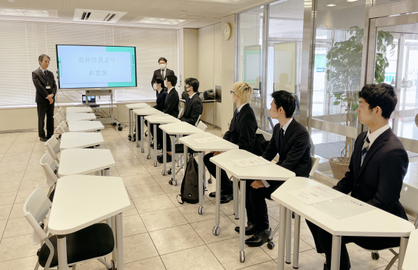 校長からのことばを聞いている様子