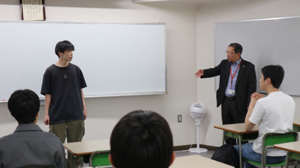 滋賀県人会・就活の経験談を話す学生と先生