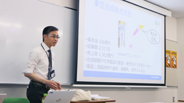 Uターン就職の企業紹介をする先生