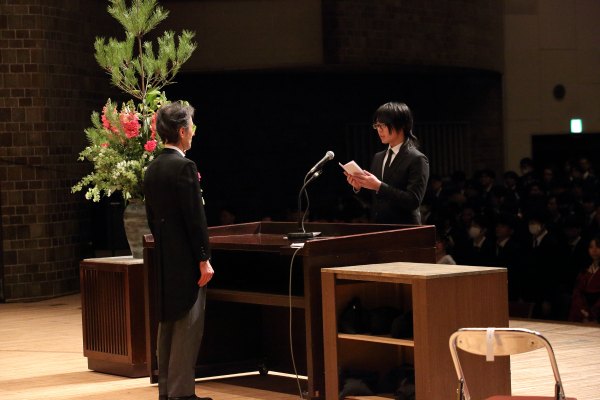 卒業生答辞の学生