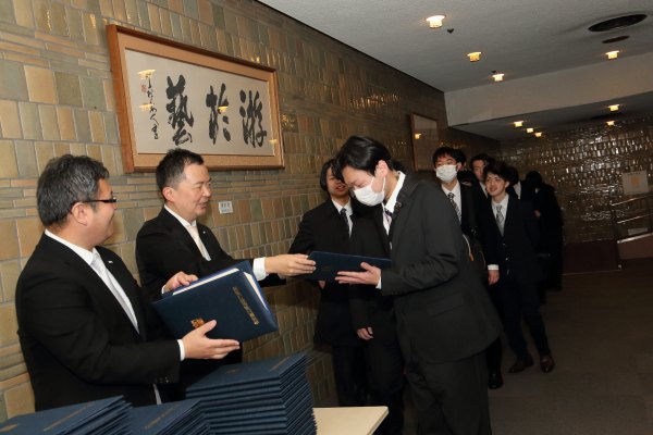 担任から卒業証書が渡されている様子
