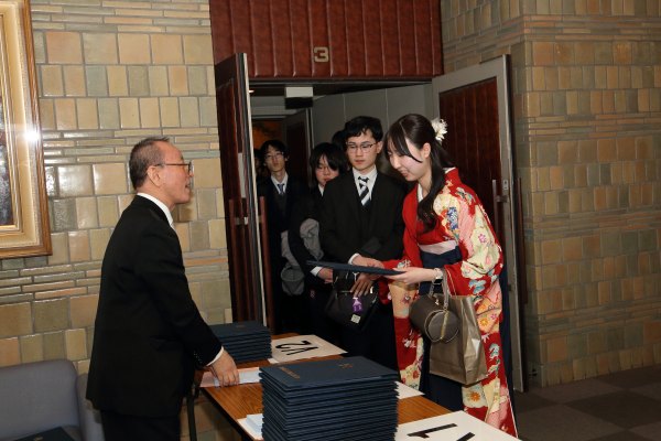 担任から卒業証書が渡されている様子