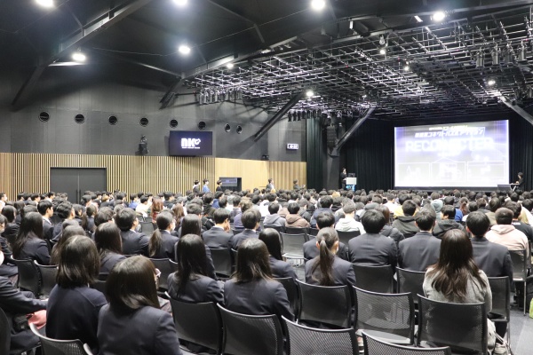 学生作品発表会を見学している様子