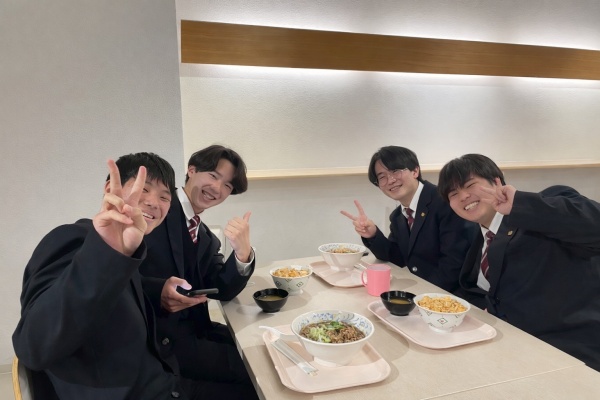 学生食堂で昼食を楽しむ生徒さんの姿